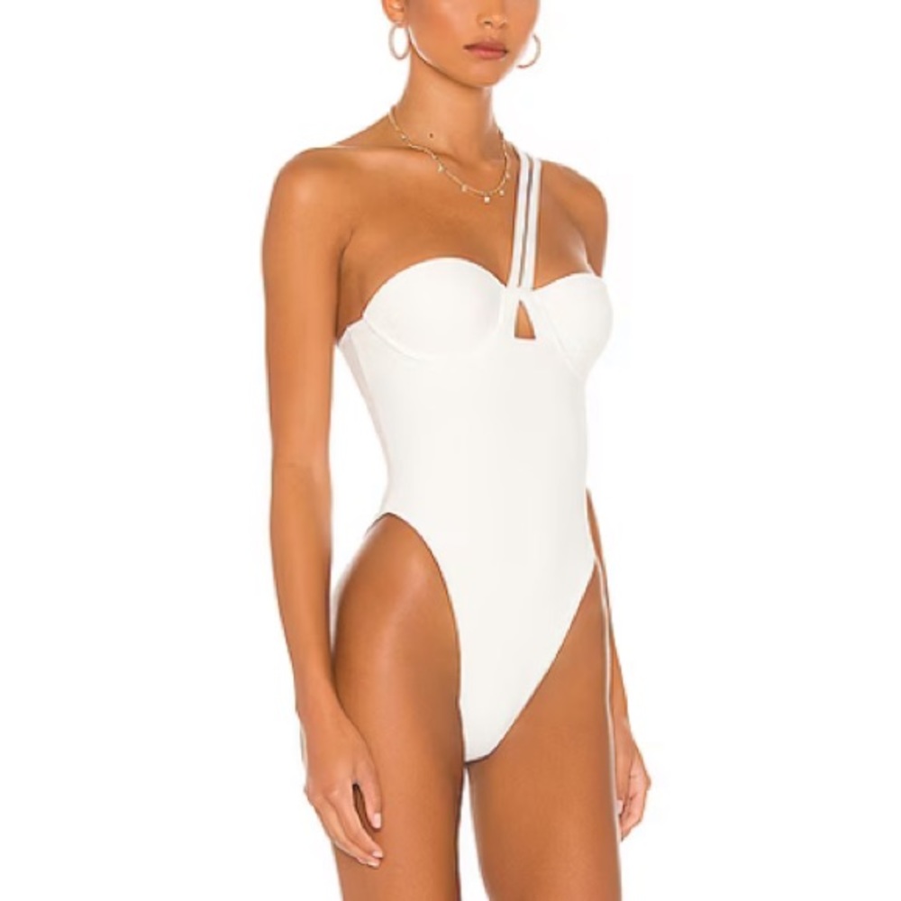 nwt Artika One Piece in Cream
Camila Coelho. Super cute just to big on me!!